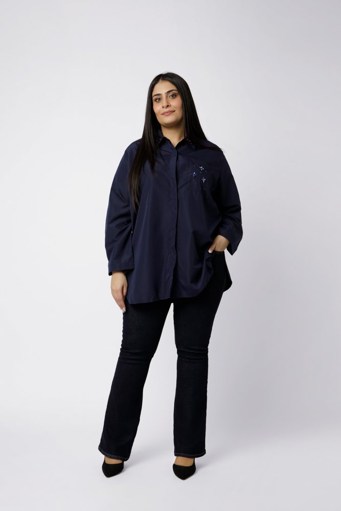 Chemise-élégante-ornée-de-bijoux-bleu-marine-CASSANDRE-1 Chemise élégante ornée de bijoux - CASSANDRE – Image 1