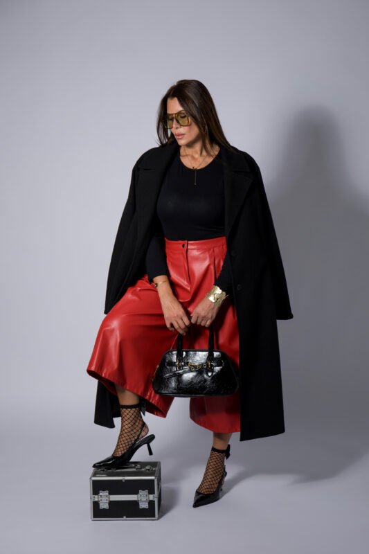Shop the Look Manteau Paloma Noir et Bermuda Benedicte Rouge 1