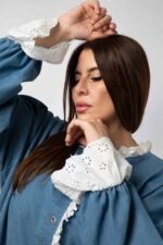 Blouse jean et broderie anglaise - JEANNE – Image 3