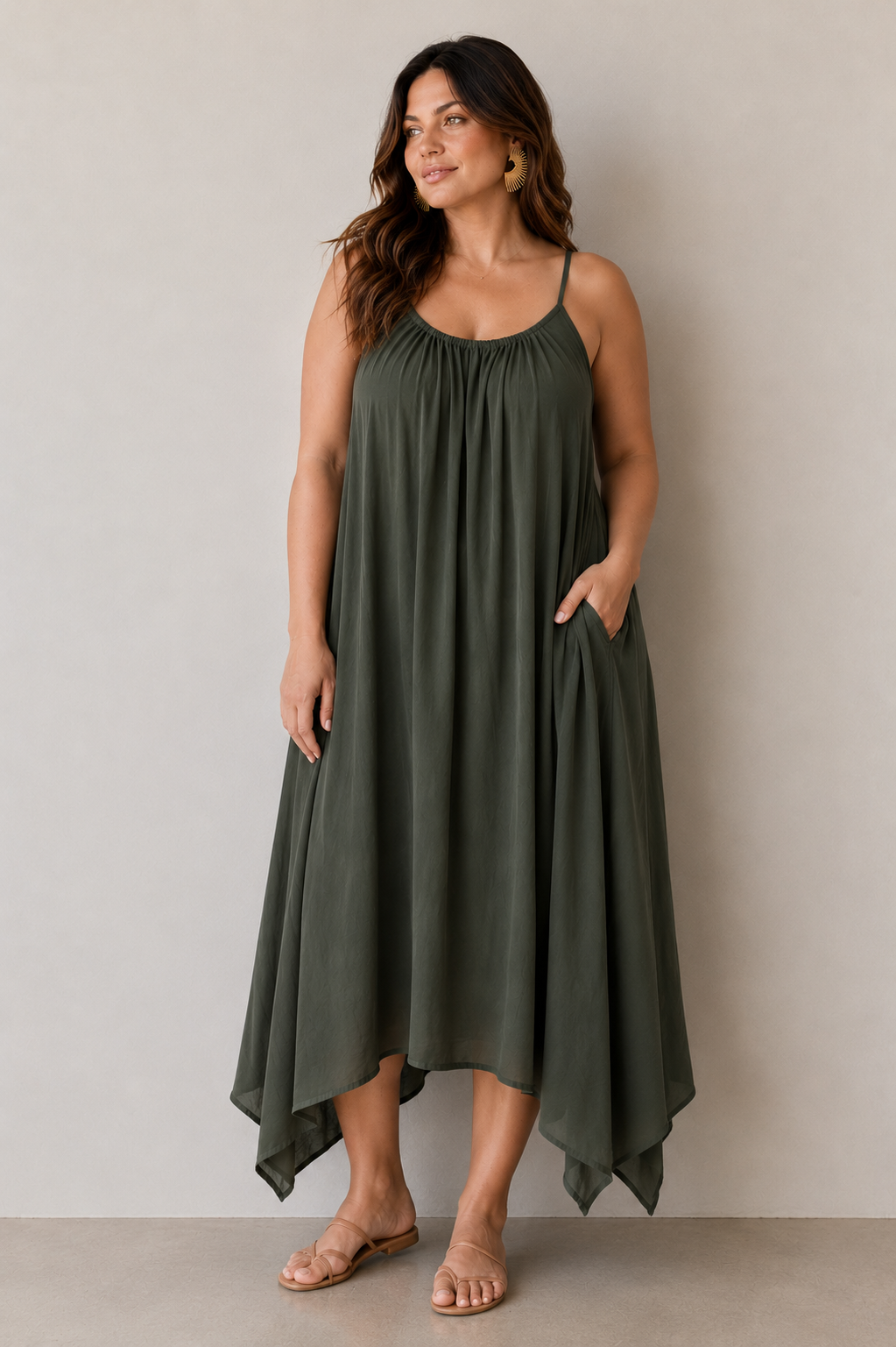 Robe fluide AMALFI Grande Taille kaki face Rachael Miles Paris Robe longue à bretelles réglables- AMALFI – Image 1