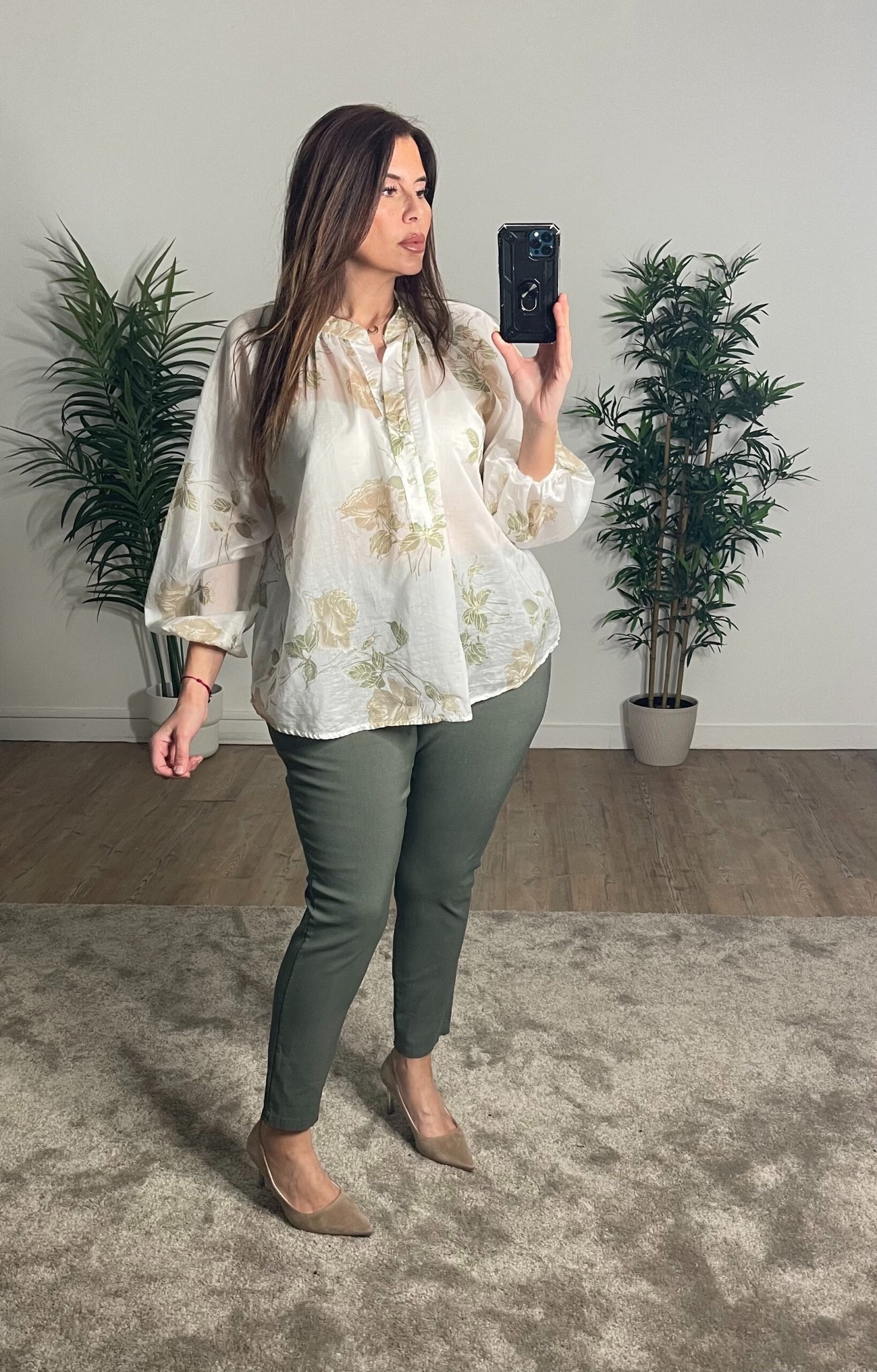 Blouse Flora beige Face Pantalon magique kaki Grande Taille Femme Rachael Miles Blouse fluide imprimé floral - FLORA – Image 1